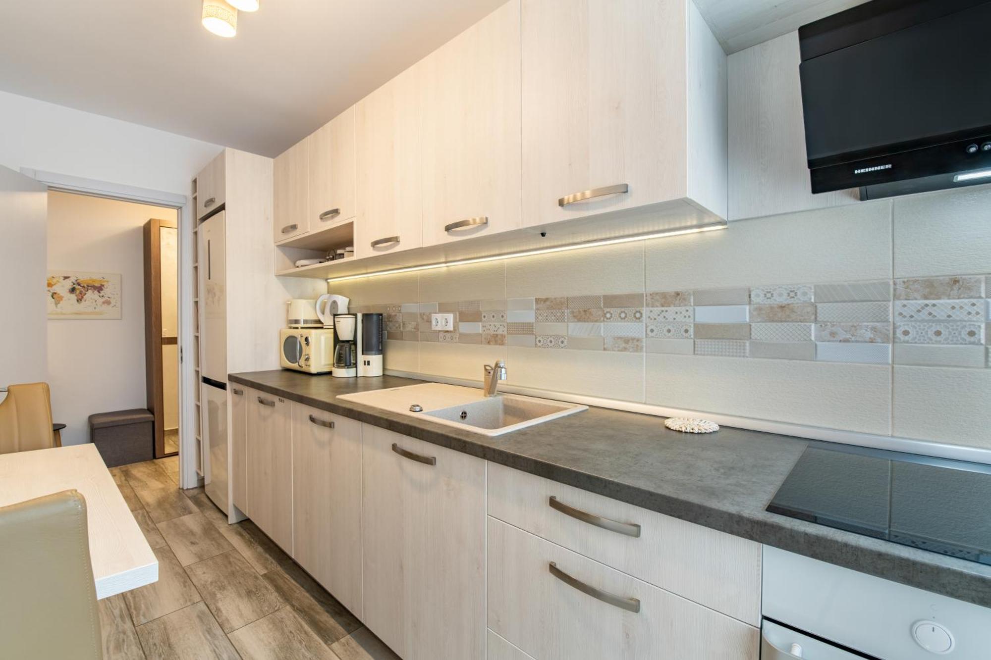 Springhome - Cozy Apartment With Balcony & Parking Брашов Екстер'єр фото